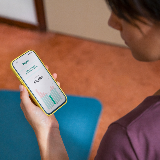 Persoon bekijkt actuele stroomprijzen in de Powerpeers app