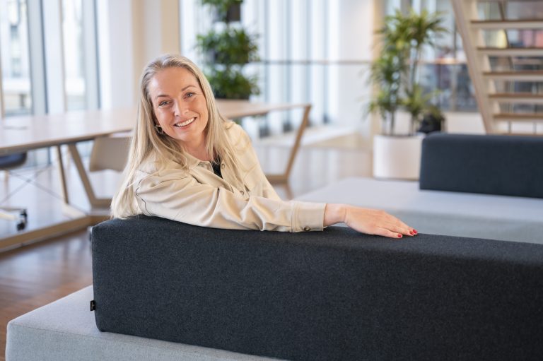 Vrouw met telefoon — persoonlijke service van Powerpeers